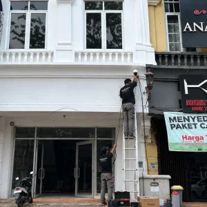 Dua teknisi Azkadina CCTV melakukan instalasi kamera CCTV outdoor di ruko kawasan Gading Serpong, Curug Sangereng