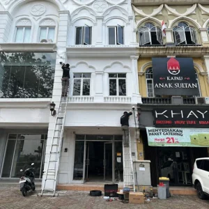 Dua teknisi Azkadina CCTV memasang kamera CCTV outdoor pada ruko di Jl. Gading Serpong Boulevard, Curug Sangereng