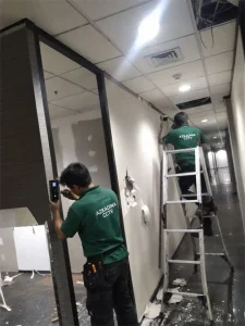 Teknisi Azkadina CCTV memasang access control di Balaraja