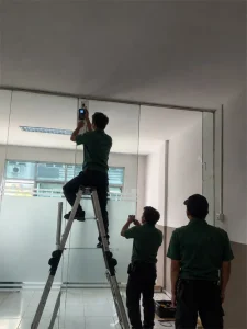 Tim Azkadina memasang access control pintu kaca di wilayah Periuk Tangerang